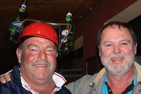 Links vertoon Oubaas Lesch sy “moeg-word-bestande-hoed”, met Frans Claassen langs hom